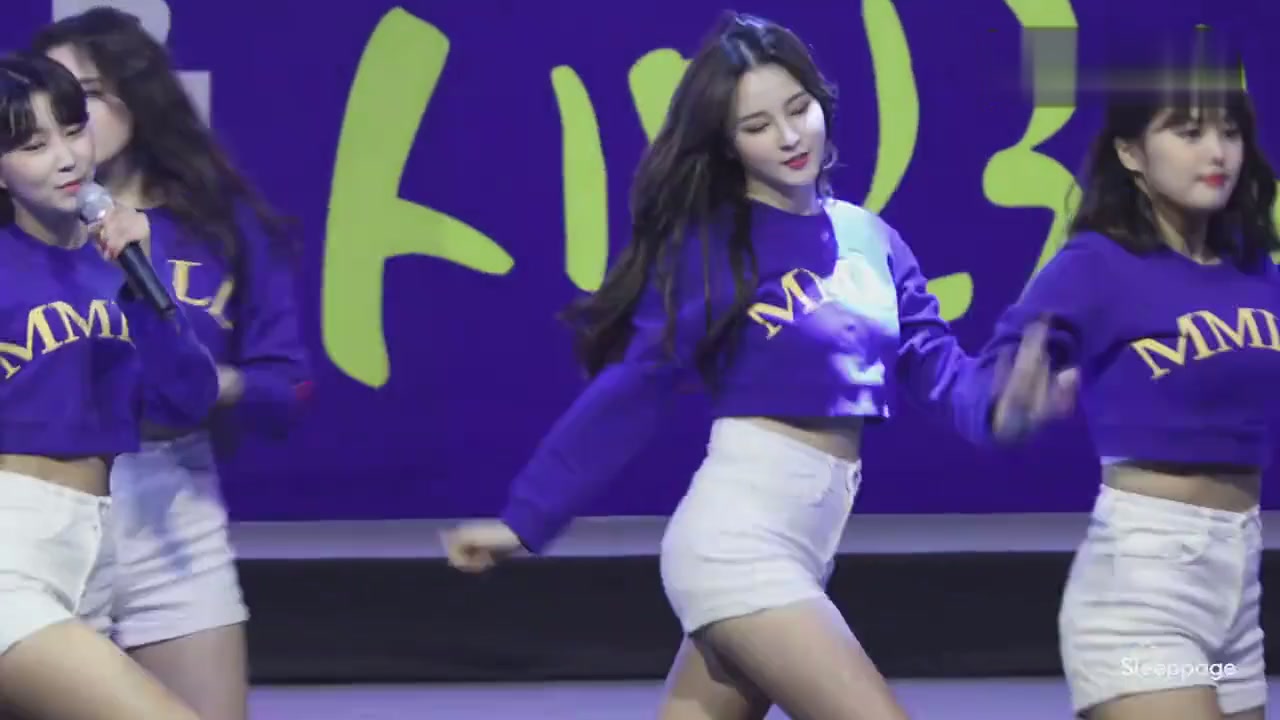 Beautiful Korean girls dance, dance movements are not important, anyway, the dance posture is good