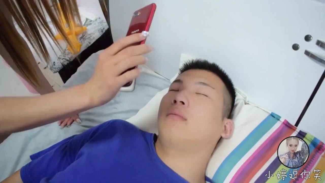 Henan dialect: Husband secretly watches beautiful women's videos in the middle of the night, and does not want to be found beaten by his wife! It's interesting.