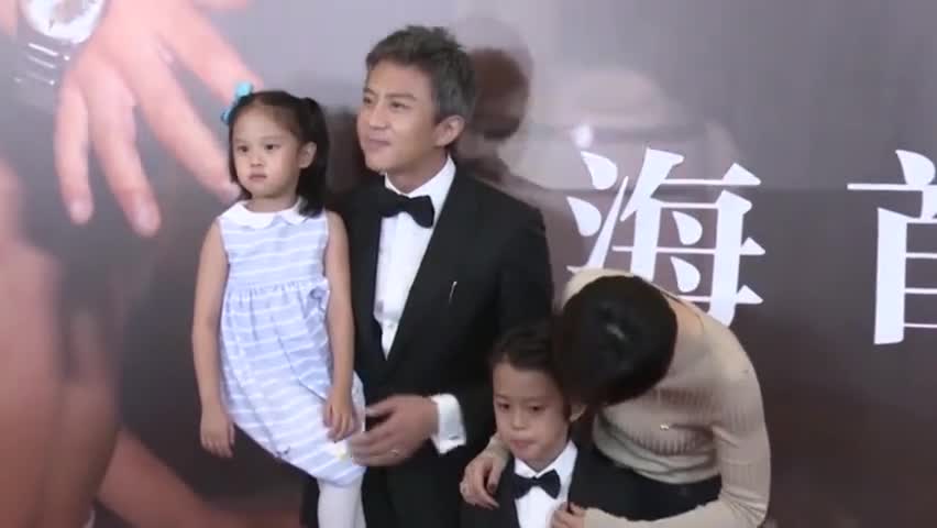 Because of love! Sun Li took her children to support her husband's new film. Deng Chao confessed his intention of inviting his wife and children to see the premiere.