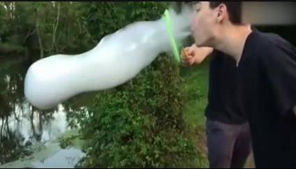 Funny Video: E-cigarettes make you play tricks, but they're still very good.