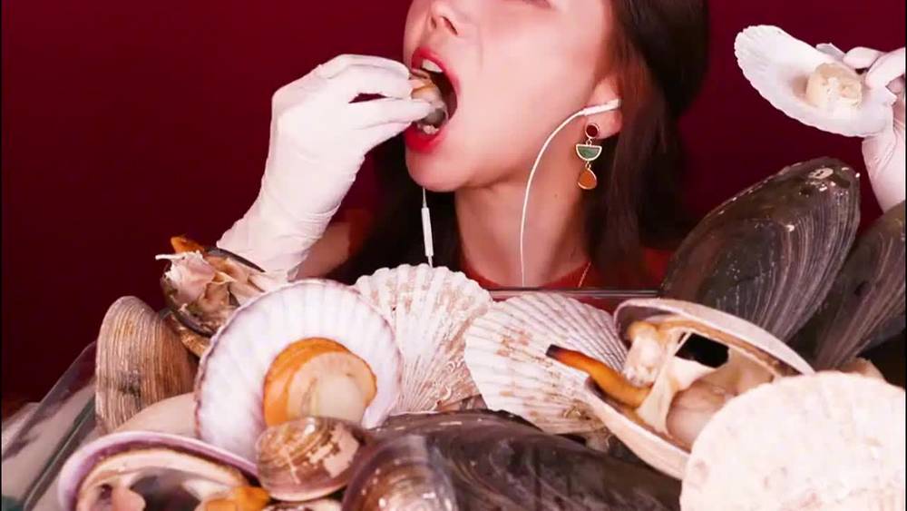 The King of Big Stomach is a delicious food. The Korean girls eat purple scallops. The food is too fragrant and attractive.
