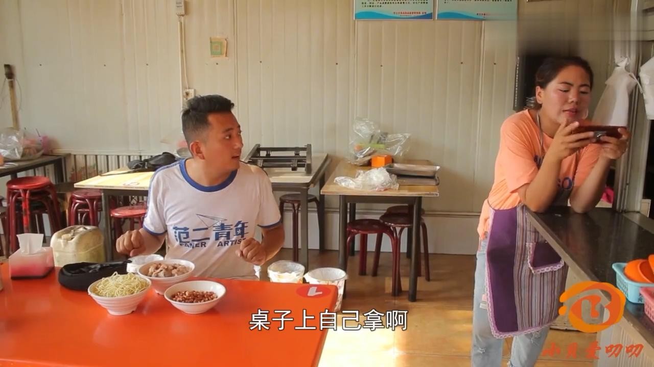 The waiter always plays with his mobile phone at work, but the lad finds 100 yuan for his 10 yuan meal, which is very interesting.