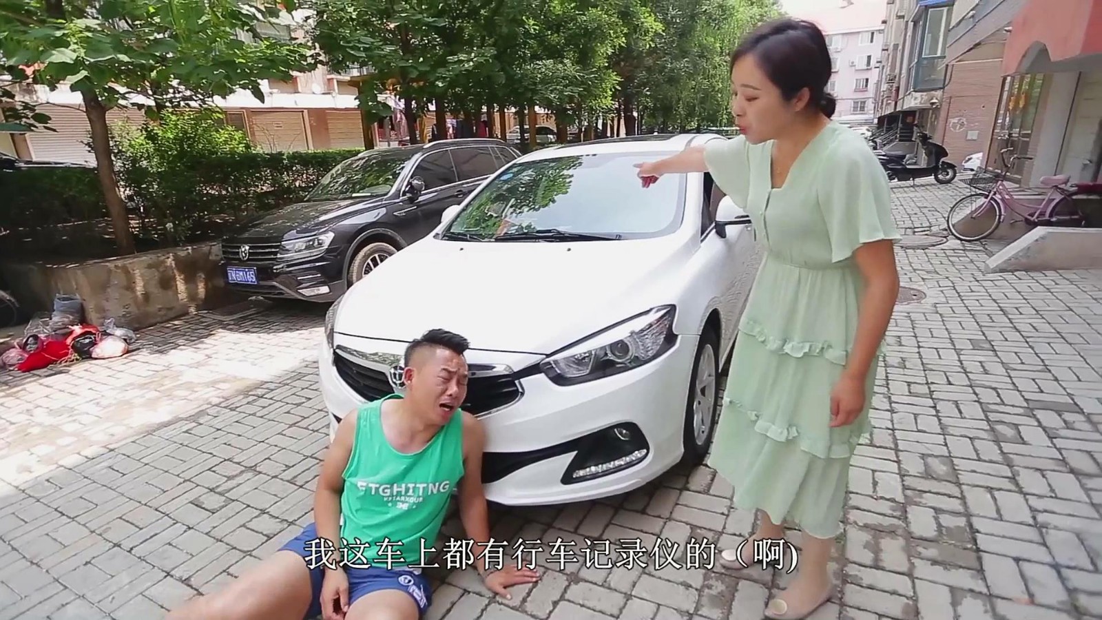 The second-class lad touched porcelain and blackmailed the beautiful car owner for 6,000 yuan. She gave 60,000 yuan directly. The result was funny.