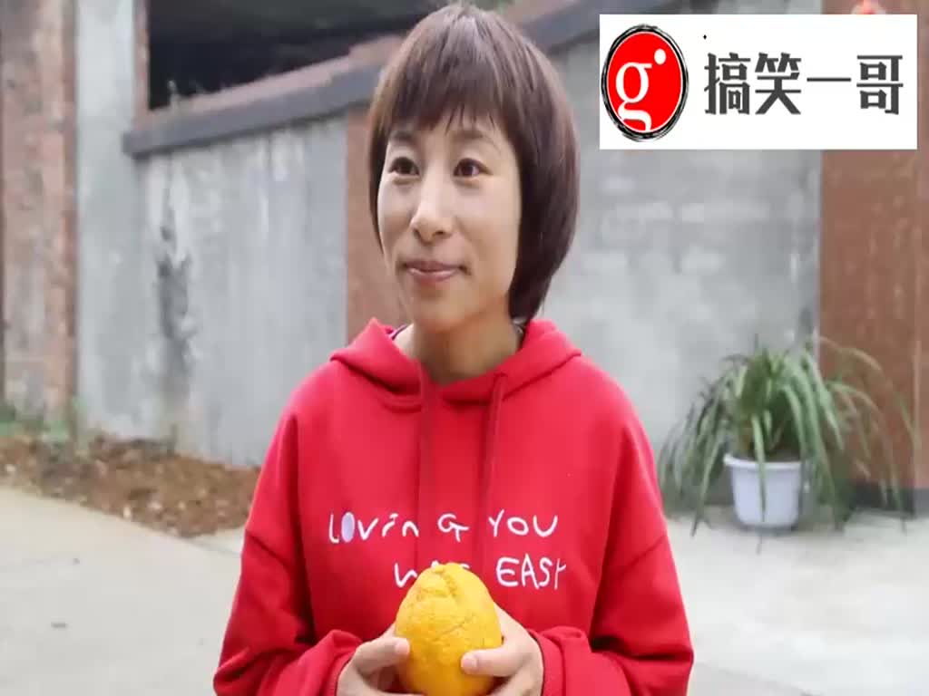 Sichuan dialect: Beautiful women buy fruits to taste. Rural guys are so stingy that they laugh their teeth off.
