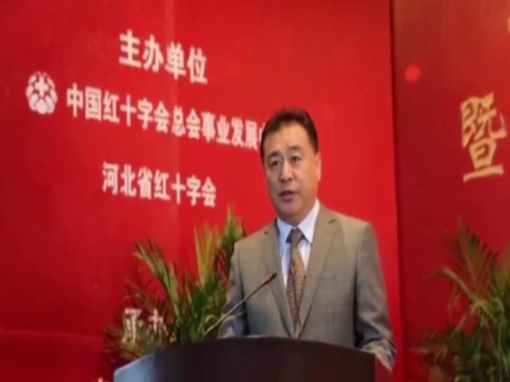 One elder brother of news broadcasting made no mistakes in 32 years. He is the son of president of Tsinghua. He is still single at the age of 58.