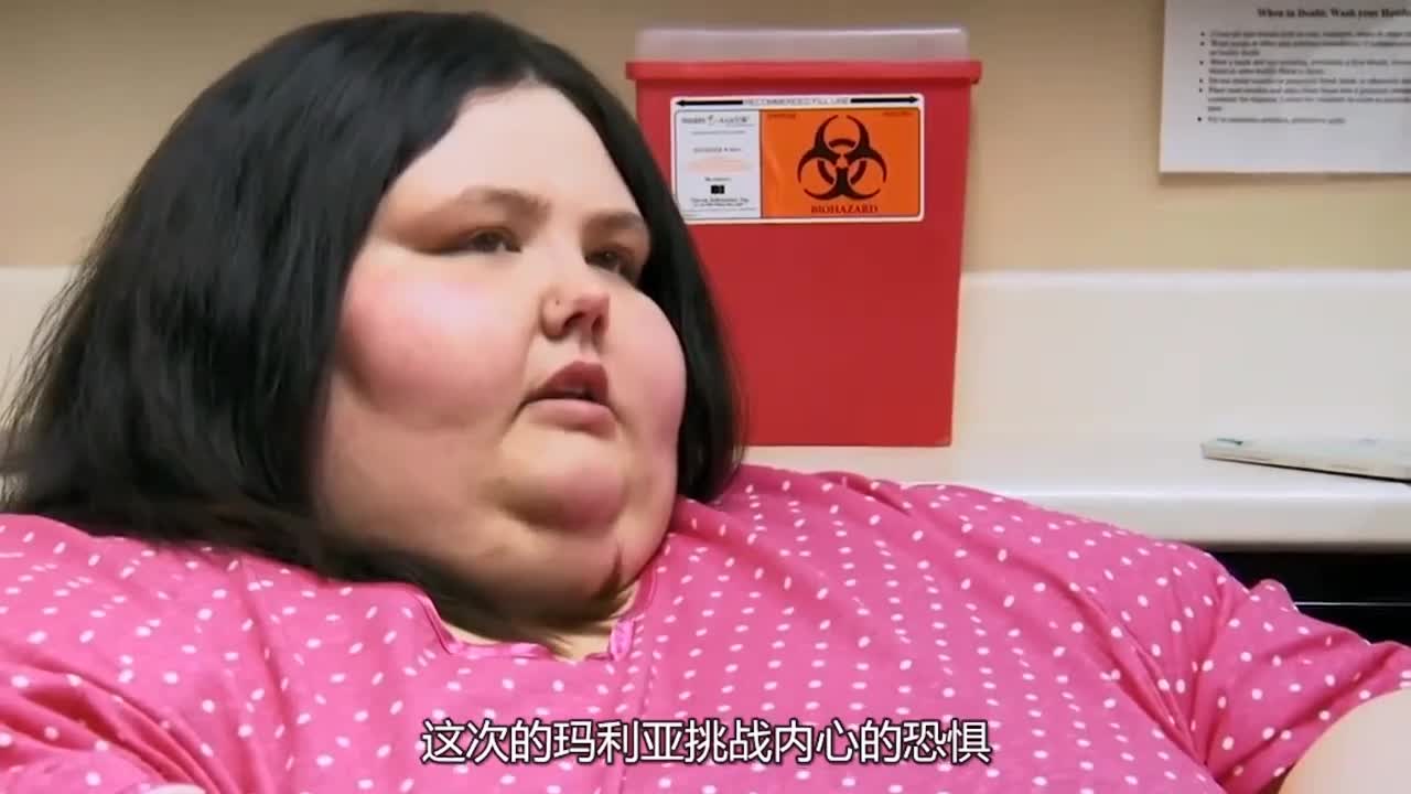 Giant Beauty Eats hamburger chips crazily and is too fat to breathe. The doctor's treatment makes her collapse!