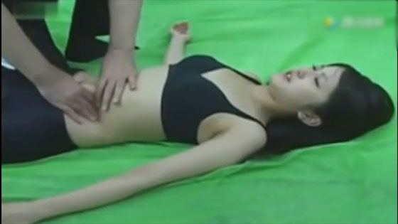 The magician's hand of the masseur, massage the abdomen to lose weight.