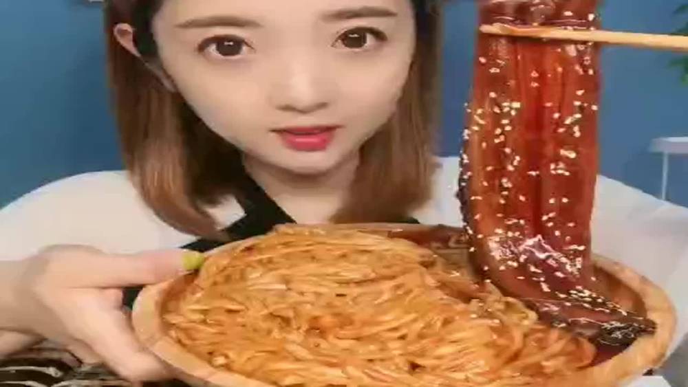 Eel Turkey noodles are so delicious, such a match, how beautiful women can not eat enough!