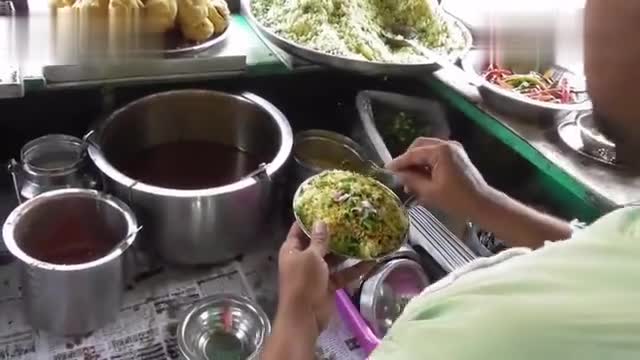 Indian roadside rice snacks, the boss put a lot of ingredients, that is, using newspapers to pack unacceptable!