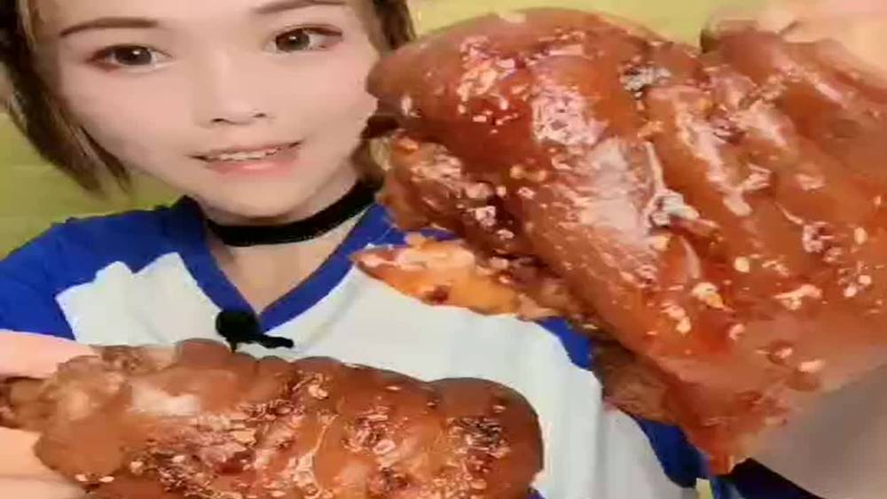 When a little girl wants to eat meat, what is more satisfying than a big elbow?
