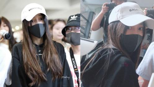Angelababy was hugged by security guards at the airport,the fans stopped