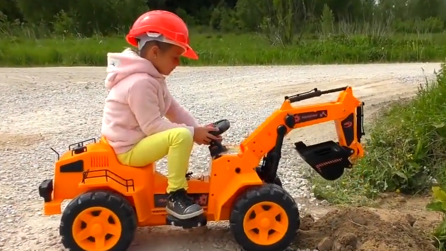 Excavator Video: Little Laurie is driving to dig the earth. It's interesting.