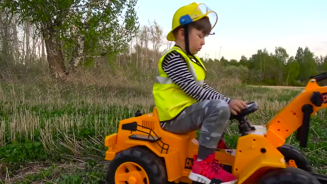 Excavator Video: Handsome Children Help Dad Repair Excavator, Home Interesting Story