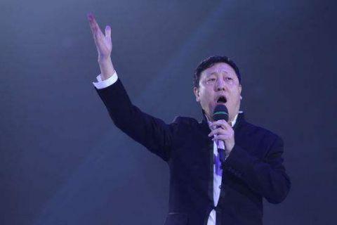 The 51-year-old Han Lei's stage falls and flips back, quickly resolving the embarrassment