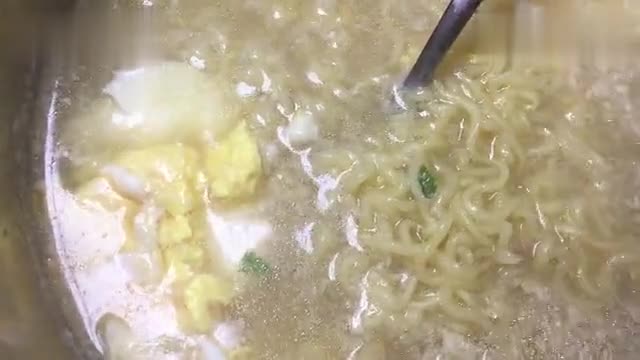 Someone must have asked why instant noodles can also be made into videos. Two people eat a bowl of two eggs, which are not boiled blisters.