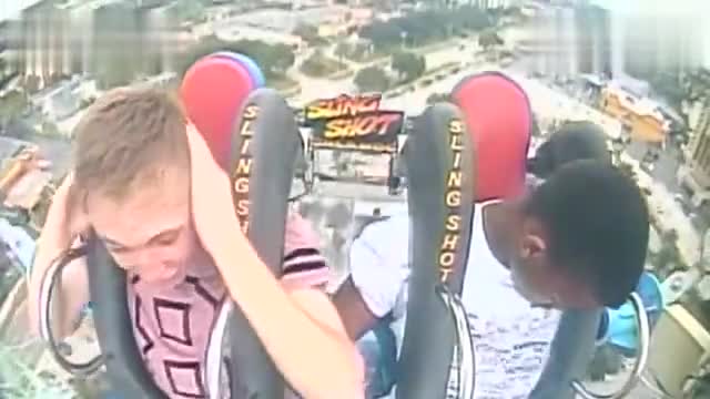 American teenagers who fear heights play high-speed slingchairs to scare their urine to three degrees of unconsciousness (Chinese subtitles)