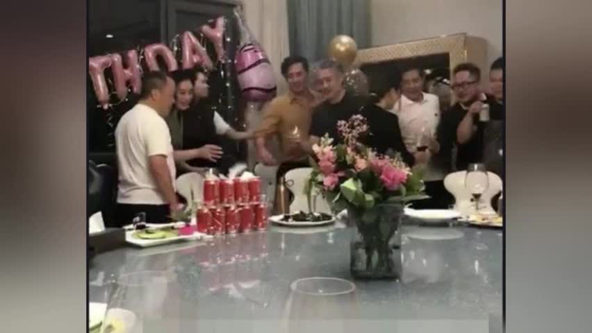 On the birthday of a big entertainment man, Zhong Liti accompanied Zeng Zhiwei to have a drink. Zhang Lunshuo toasted Wu Xiubo.