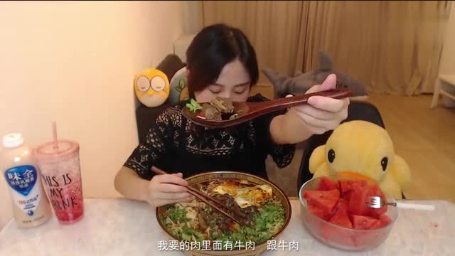 Mizijun, the Chinese King of Big Stomach (hand-made bread flour + a watermelon) eats delicious food sown and eaten!