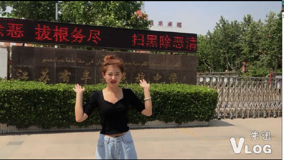 Another year after graduation, Zhu Xun went to the school gate again. What do you miss most about youth?