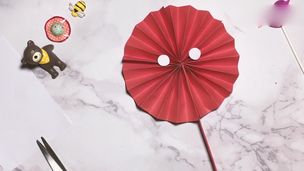 It's hot and teaches you to fold an Angry Birds paper fan. It's simple and practical. It's a handmade origami video.