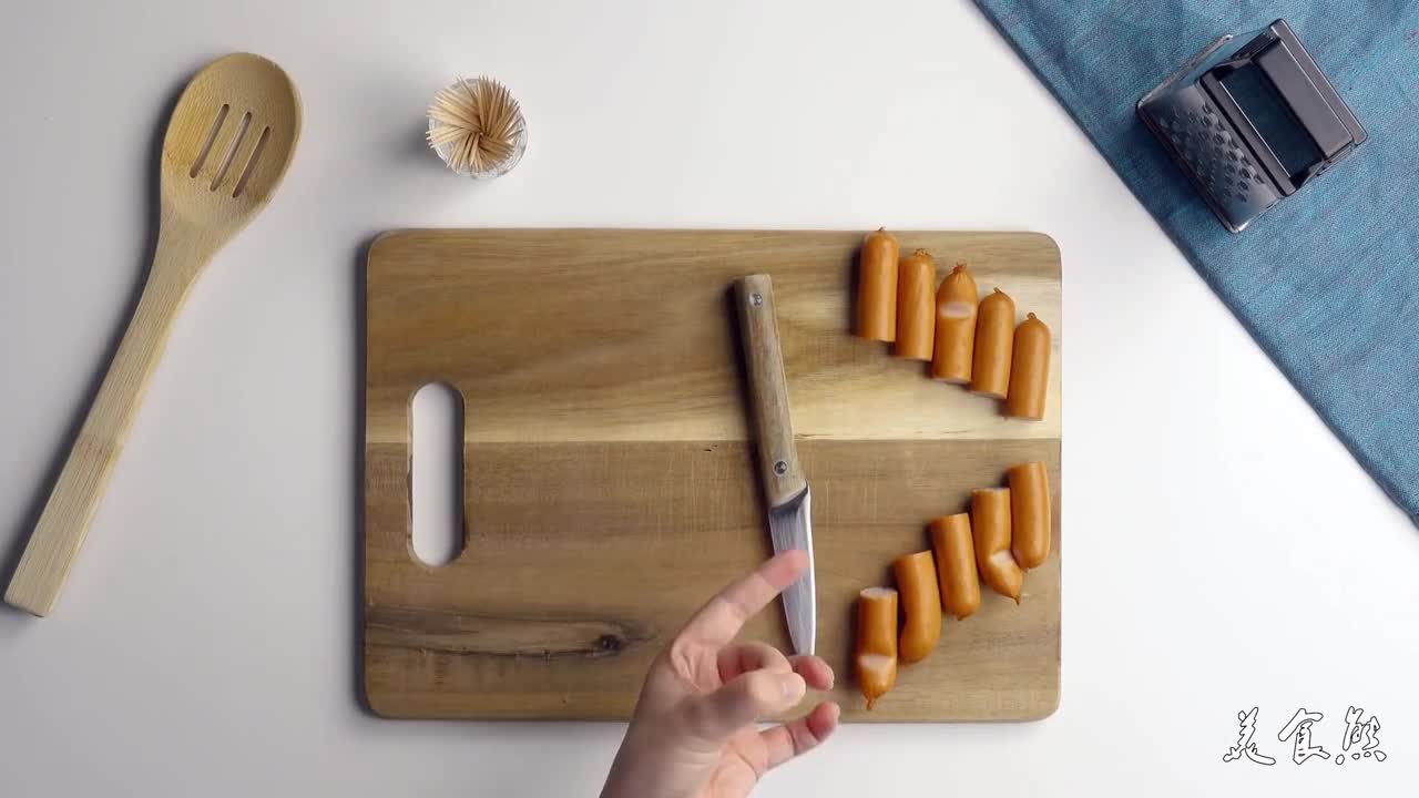 Video of Pentagon Potato Cheese Cake, 5 sausages and 10 toothpicks, tasty and high value!