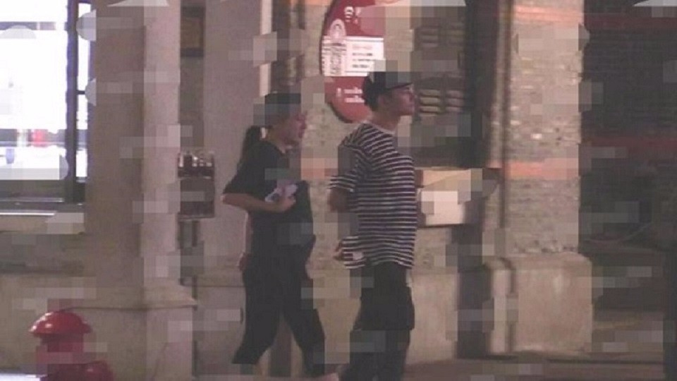 Li Chen likes to be a father again? Take a leisurely walk with a woman after dinner. Obviously, it seems that something good is coming up.