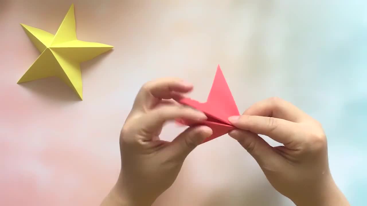 Simple three-dimensional 3D pentagonal origami, classic childhood memories of paper-cut stars, manual origami tutorial