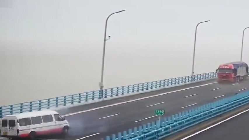 A 360-degree rotating old driver saved the whole passenger by one action when the tire burst on the Sea-Crossing Bridge