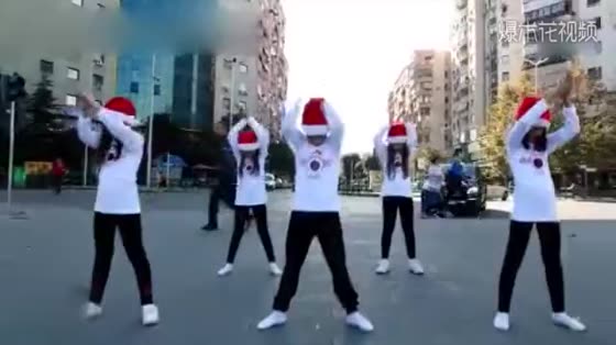 Lovely children's Christmas hip hop dance, feeling back to childhood