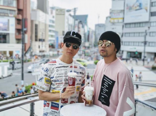 Jay Chou took jj Lin to drink milk tea,their relationship was enviable