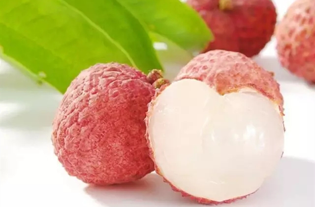 What should we pay attention to when eating litchi in summer