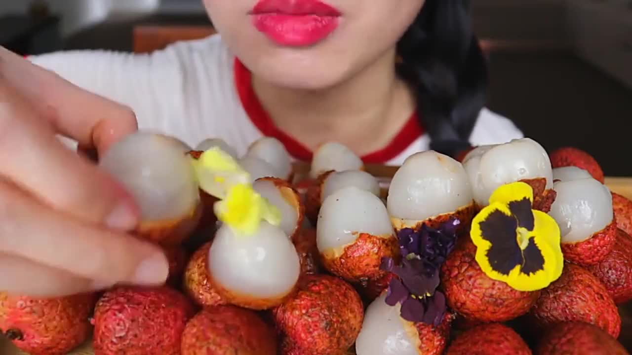 Lady and sister eat litchi, chewing, eating really addictive!
