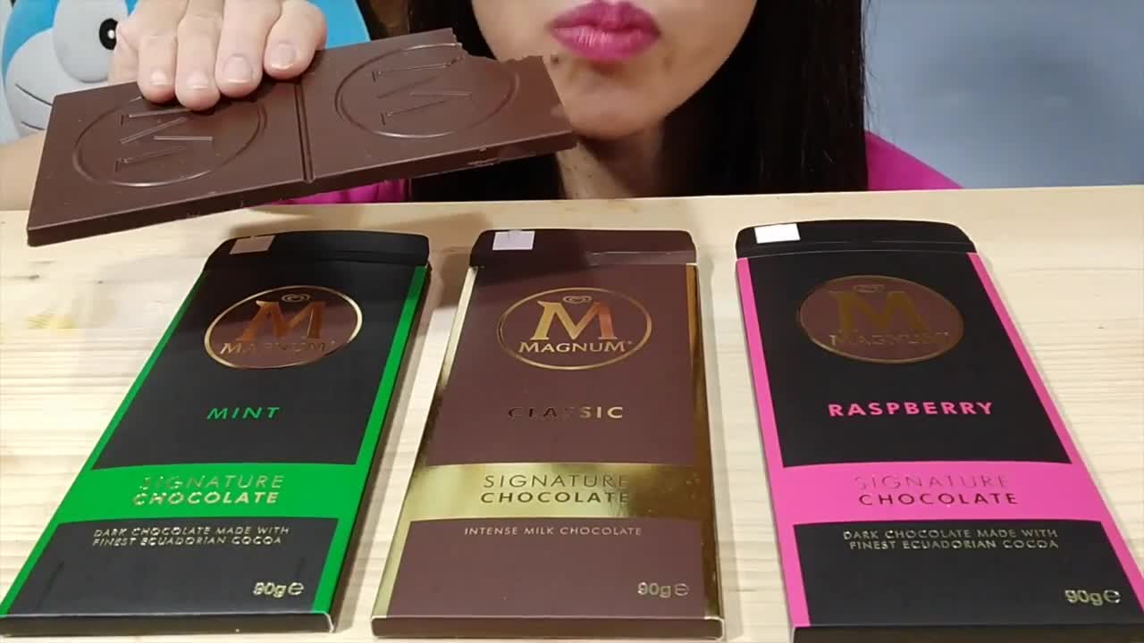 [Earphone Eating and Broadcasting] Chocolate with three different tastes is better to wear headphones!