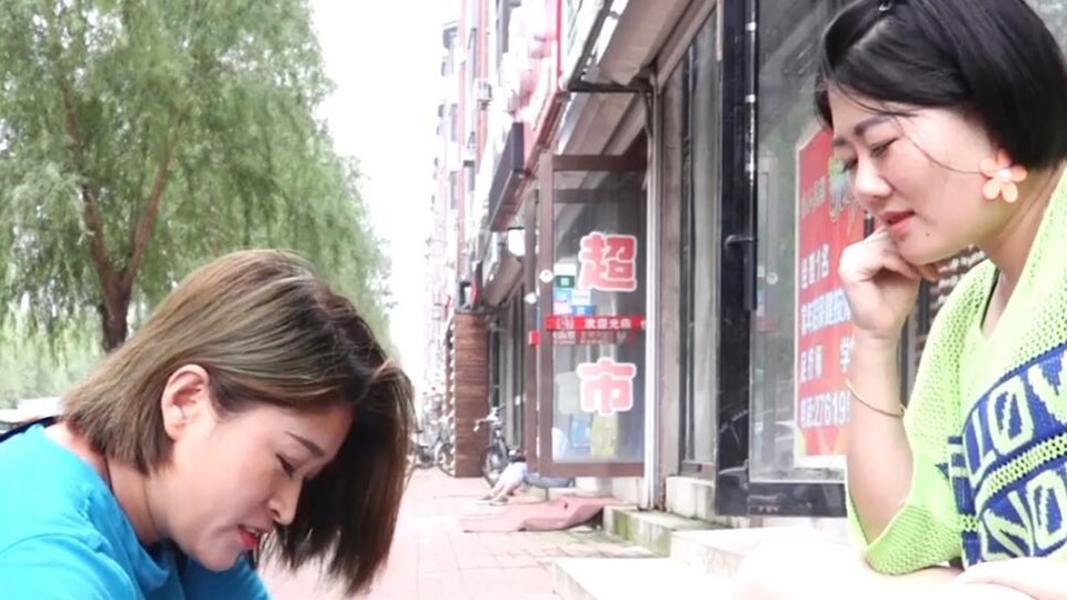 Female cheaters set up a stand to grab wine bottles. Six prizes in one hand are 500 yuan. A beautiful cheater is foolish.
