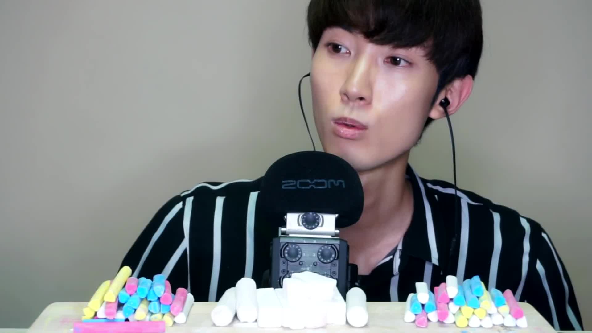 [Earphone Eating and Broadcasting] Little Brother Seven Chalk Law~It's better to wear earphones!
