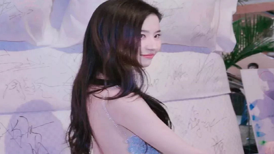 How beautiful is Liu Yifei's back? When she turned around, she was satisfied at a glance.