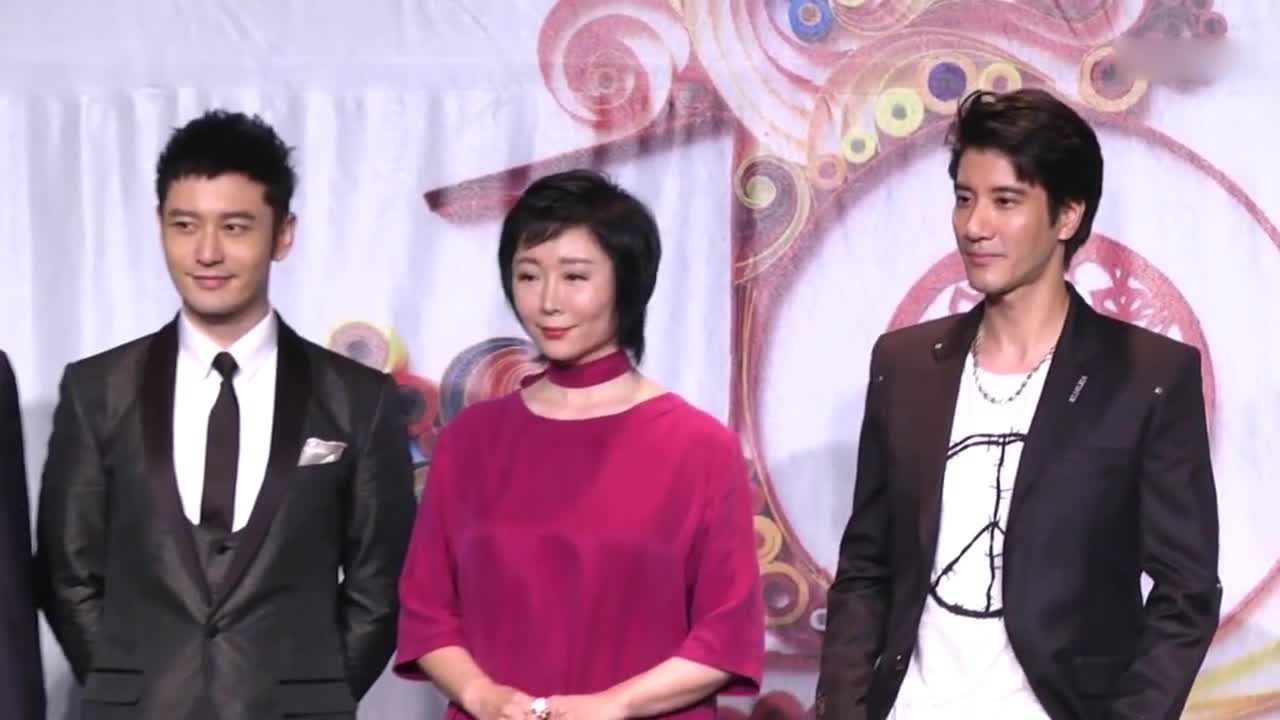 Little brother really gives power! Huang Xiaoming drank a bunch of beer at the opening of Qingdao Beer Festival