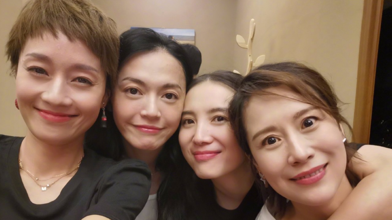 A group photo of immortals! Yao Chen, Mayi, Liuhai, Qing and Song Jia took photos with the same frame late at night, and the matching words were bright.