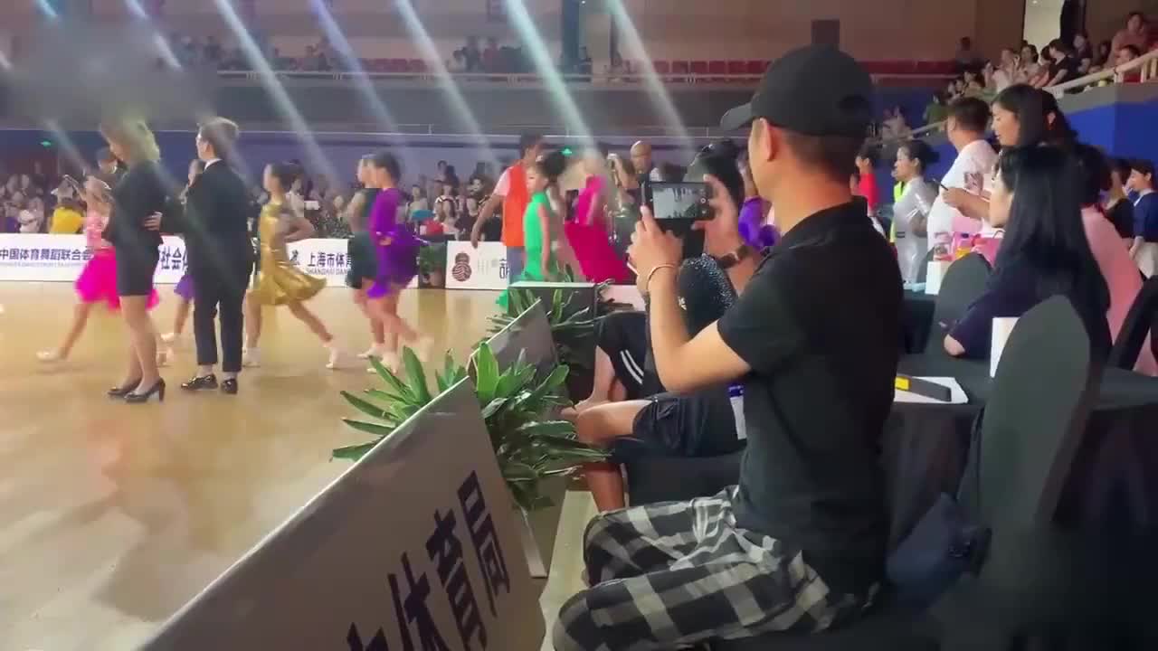 Star II Contest: The article Zhong Liti's daughter unexpectedly collided with her shirt in the same dance contest