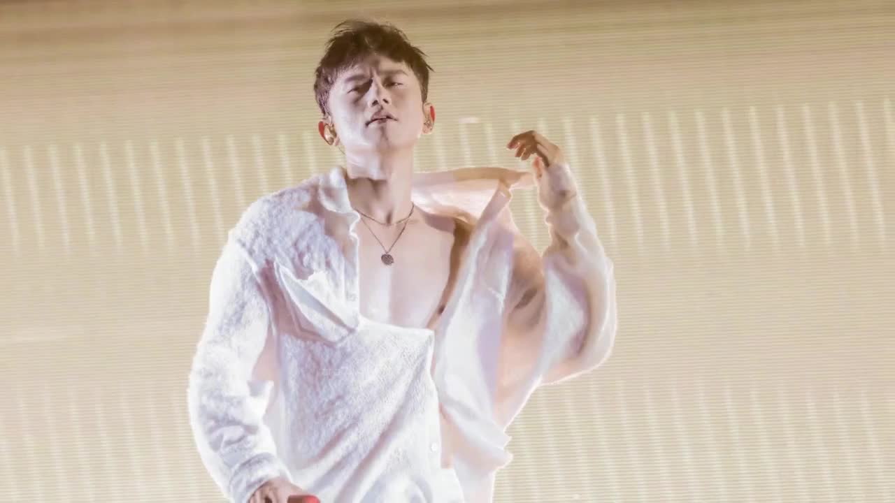Lipping screen girl's welfare! Zhang Jie's concert was drenched, showing hormonal burst of pectoral and abdominal muscles
