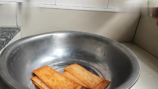 Spicy sticks soaked in the water, did not expect that the pigment faded so much, netizens: never eat again