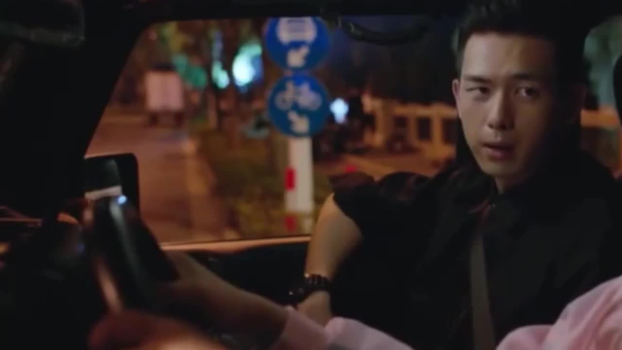 The road female killer was born! Tong Nian's driving is too nervous and funny. Han Shang-yan's desire to survive by grasping the handrails is very strong.