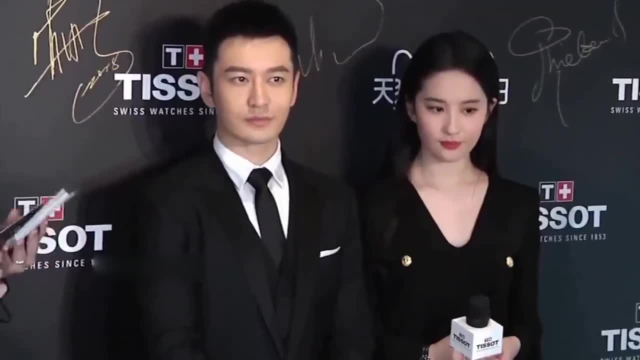 Huang Xiaoming was shy and led by the director, and the netizens joked: Have you considered Yang Ying's feelings?