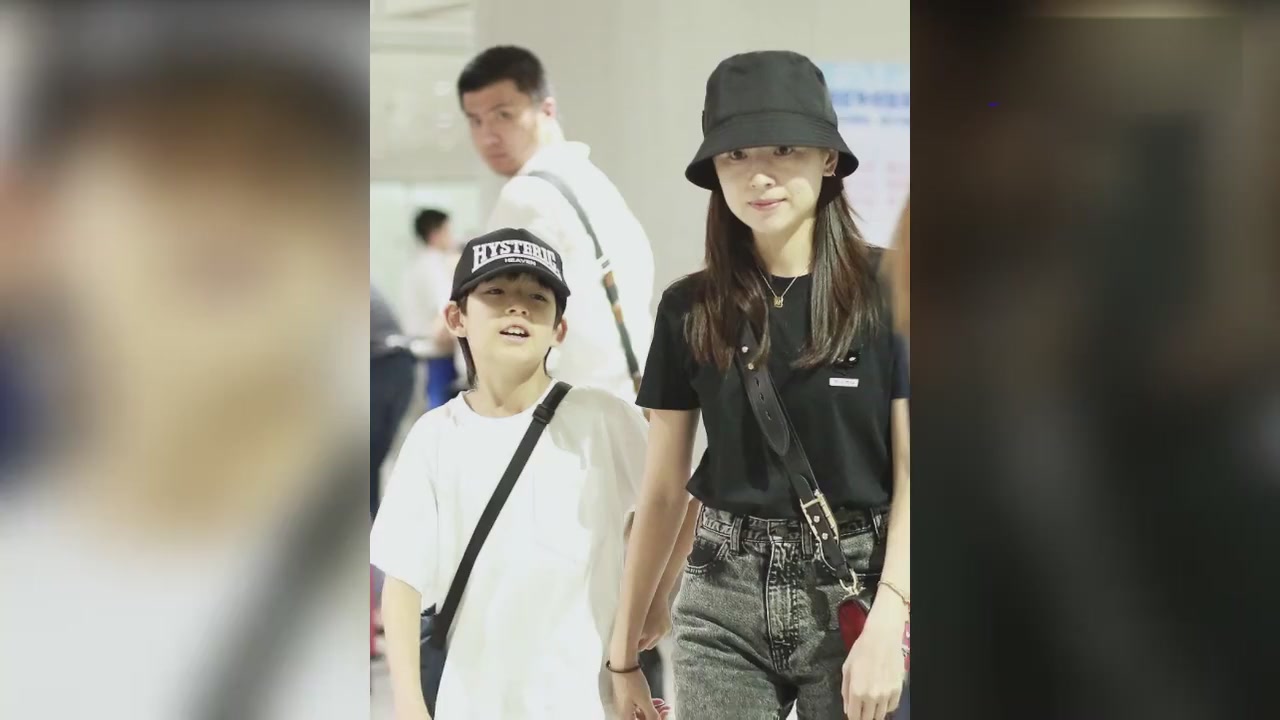 Dong Jie appeared at the airport with her son in his hand,and her son became a young man