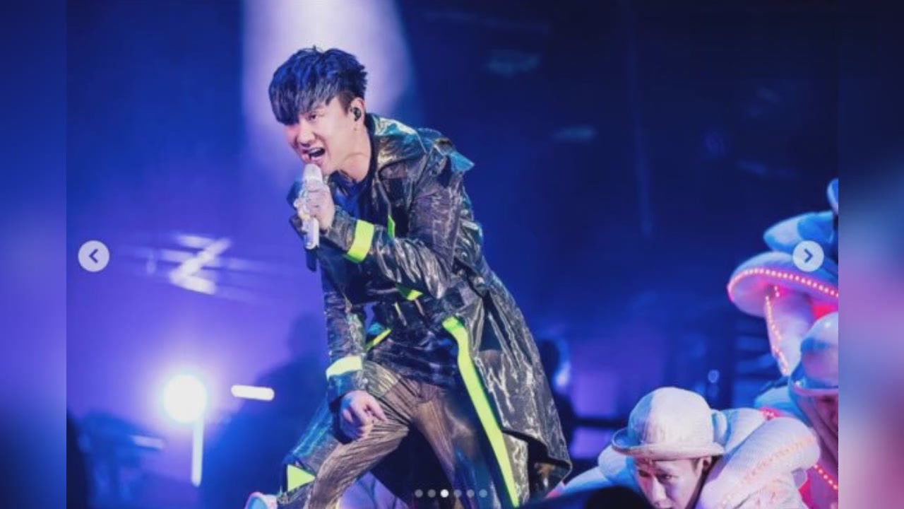 JJ Lin has difficulty breathing in the middle of his concert! Still insist on singing
