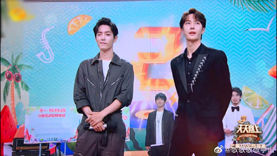 Watch online, Xiao Zhan and Wang Yibo sing together at chinese tv show Day Day Up.