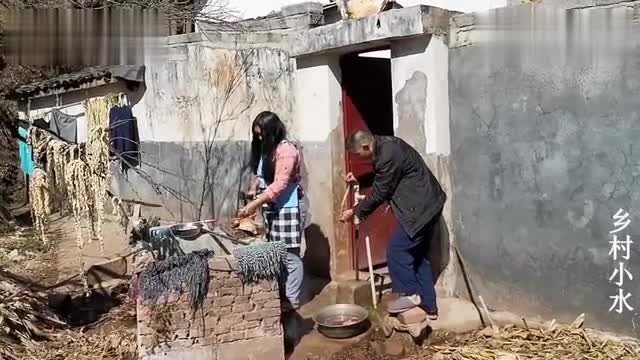 Grandma cooked and killed a chicken, cooked a pot of firewood and stewed the local chicken with small water, and the old grandmother could eat it well.