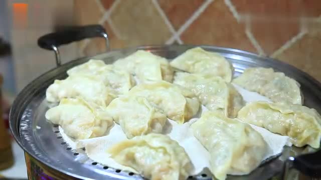 Tactical steamed dumplings are produced in Night Food Kitchen