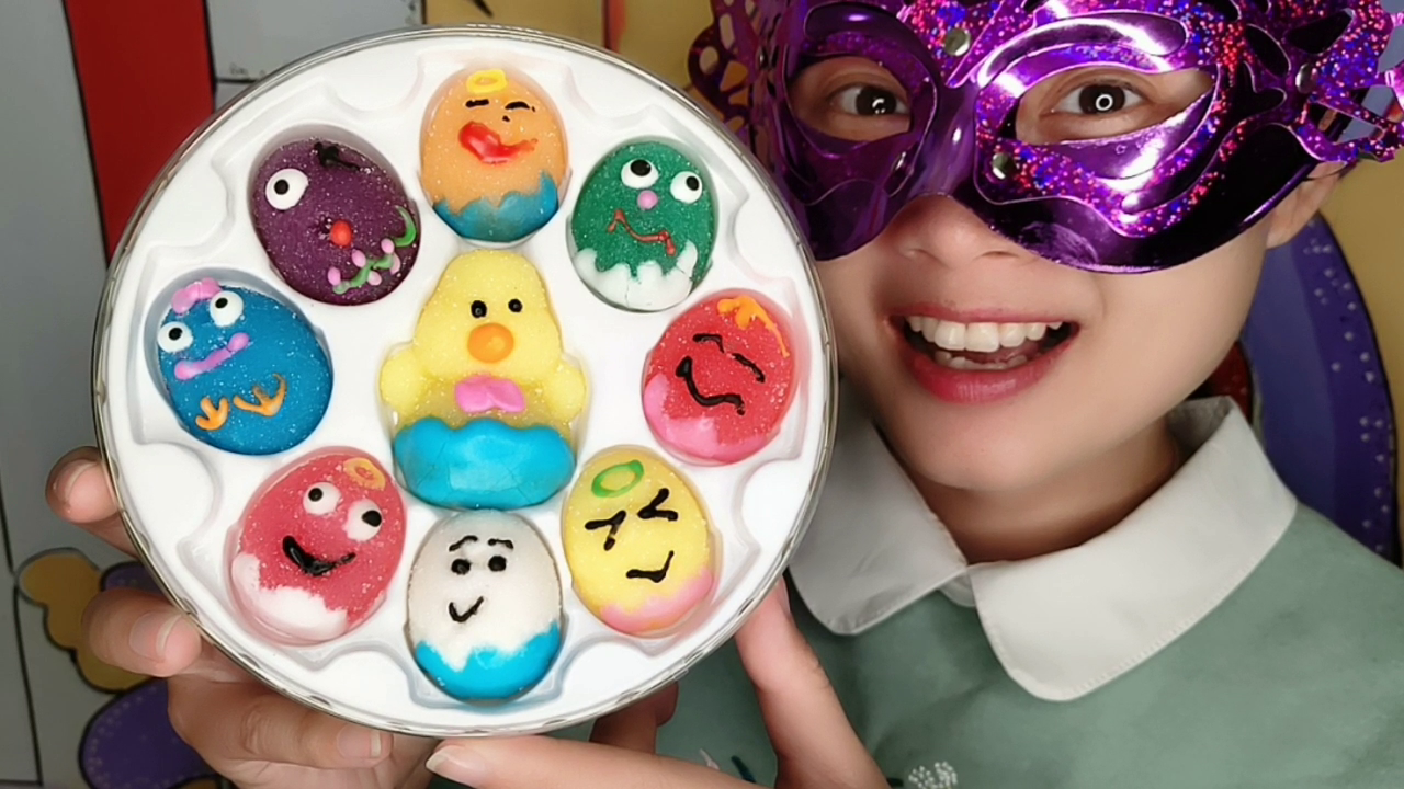 Girls eat "Funny Egg Juice Fudge". It's colorful, funny and funny. Q is soft and sweet.