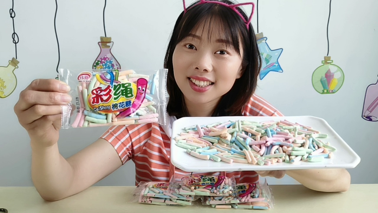 Girls open boxes to eat "colorful rope cotton candy", colorful, short and interesting, soft, sweet and happy to eat.